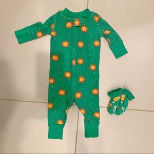 Lion sleeper with matching socks